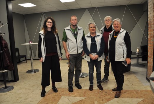 Grupp av medlemmar står i biofoajén